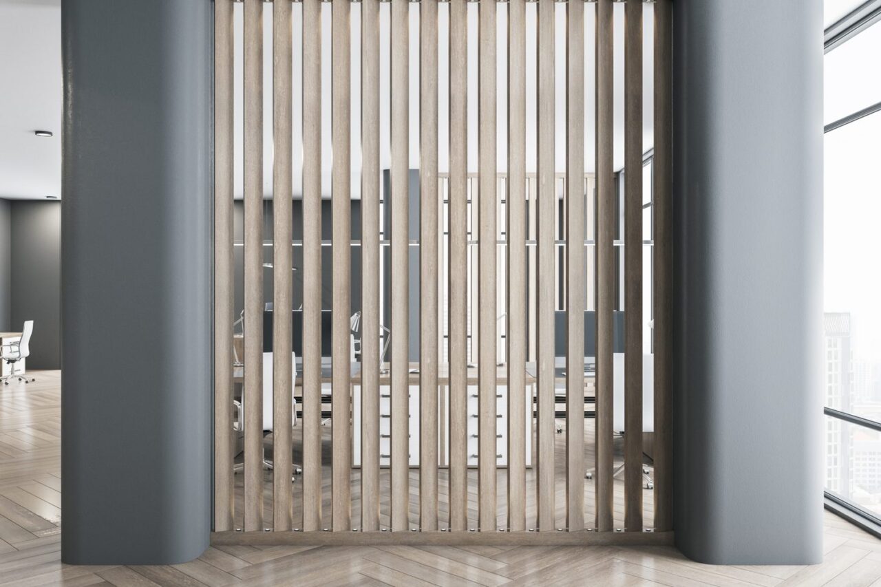 Cloison en bois séparant deux espaces de travail dans un bureau moderne.